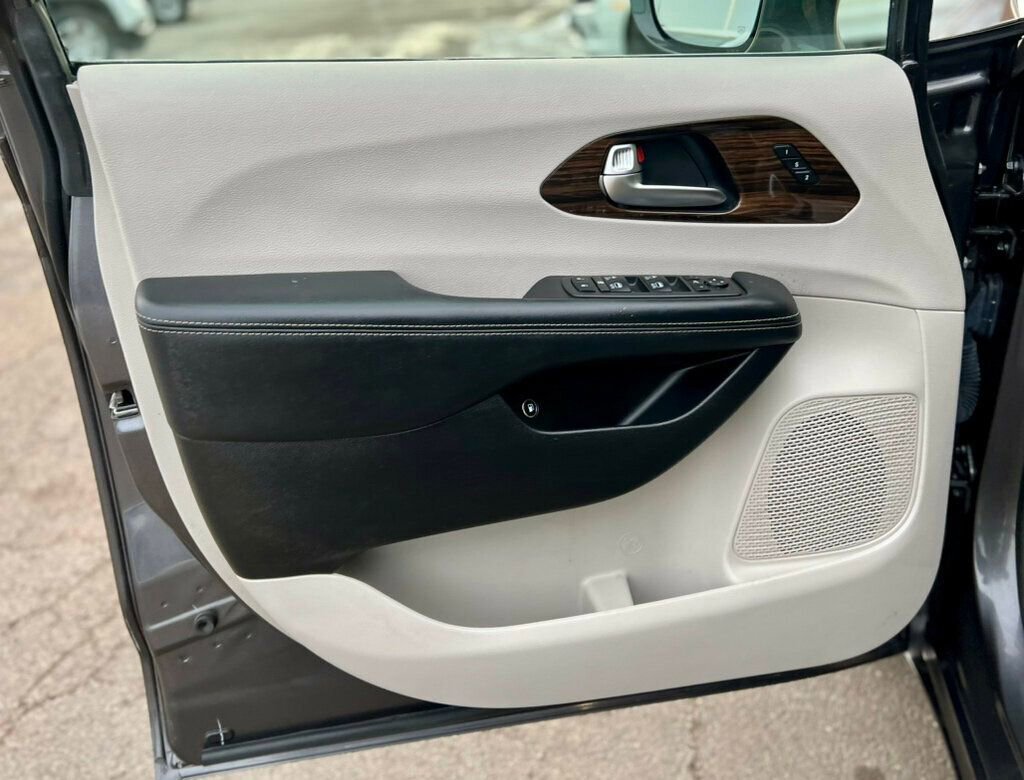 Used 2021 Chrysler Pacifica Limited w/ Uconnect Theater Family Group image 10