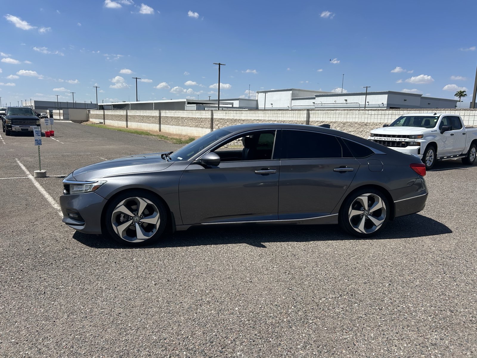 Used 2018 Honda Accord Touring image 2