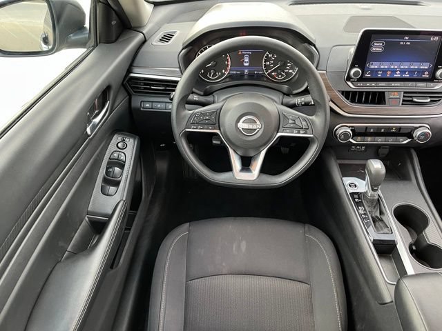 Used 2025 Nissan Altima 2.5 SV FWD image 8