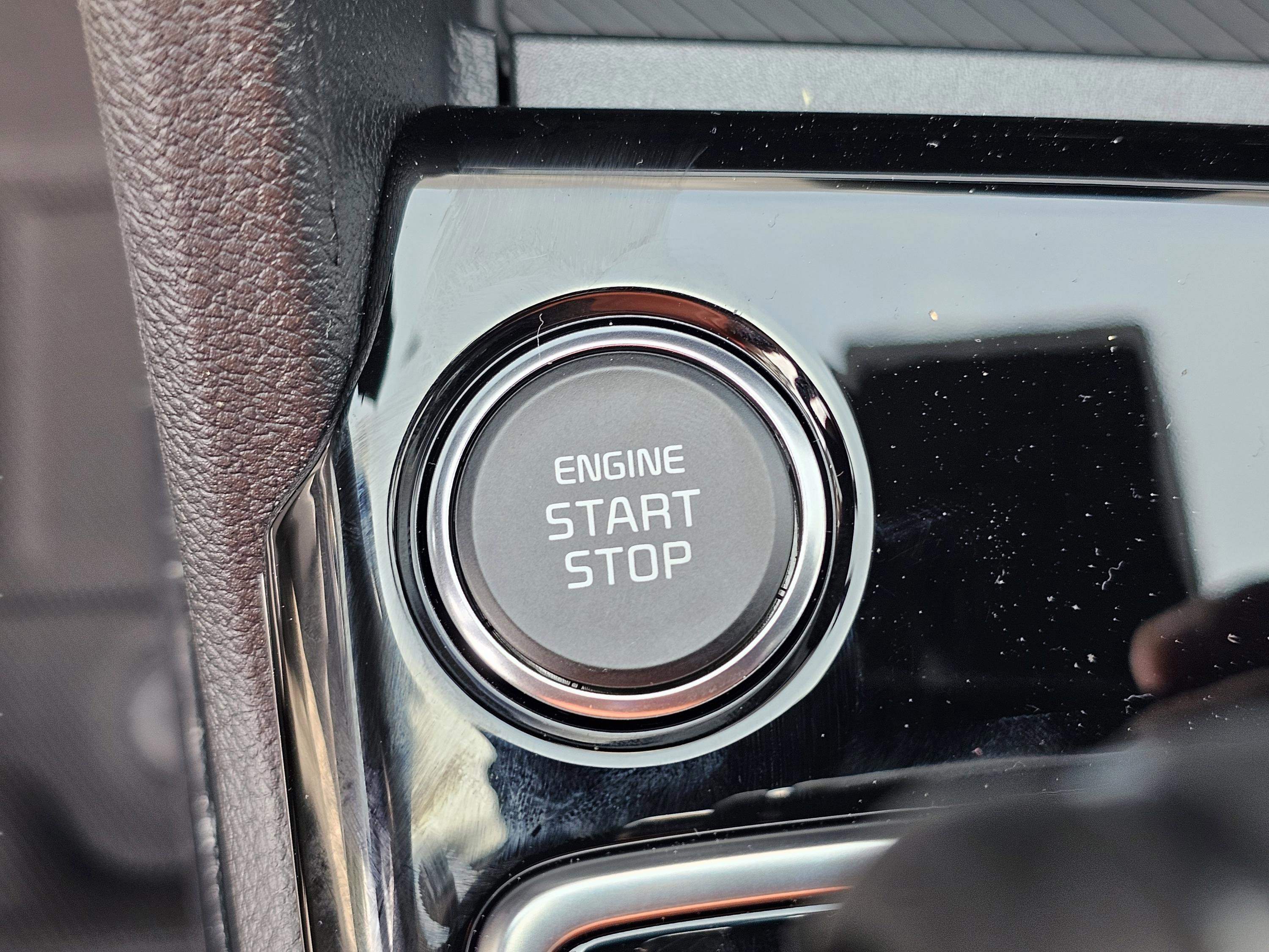 Used 2025 Kia Sportage SX image 18