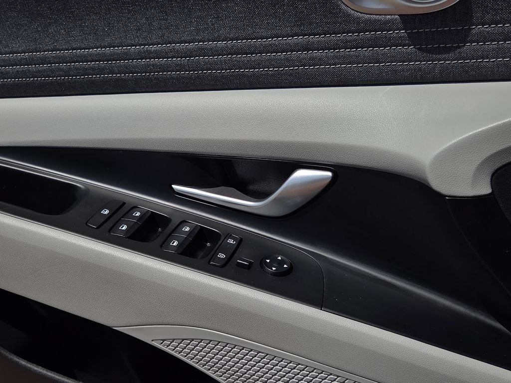 Used 2025 Hyundai Elantra Limited FWD image 19