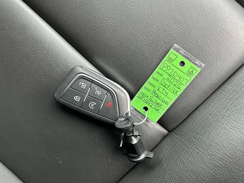 Used 2025 Cadillac XT4 Premium Luxury image 31