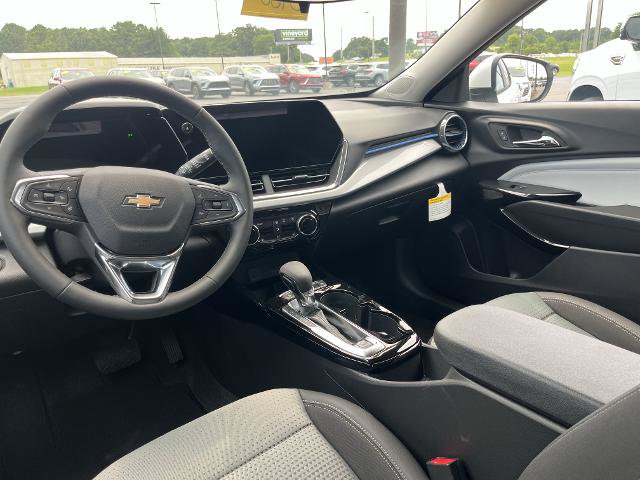 New 2026 Chevrolet Trax LT w/ LT Convenience Package FWD image 2