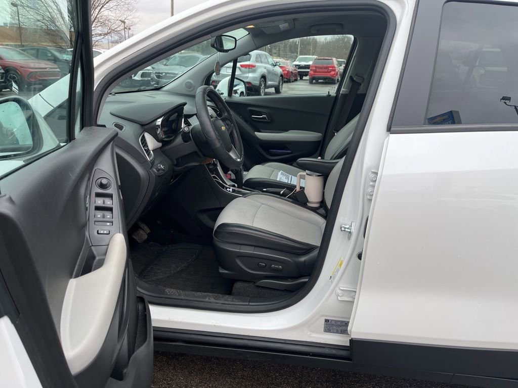 Used 2022 Chevrolet Trax LT w/ LT Convenience Package image 6