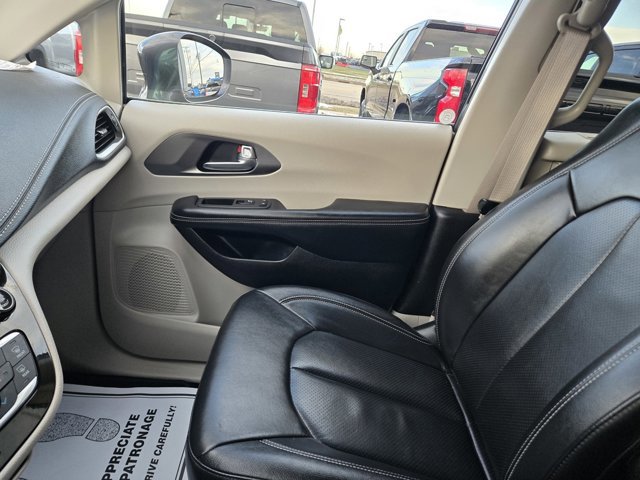 Used 2022 Chrysler Pacifica Touring-L image 16