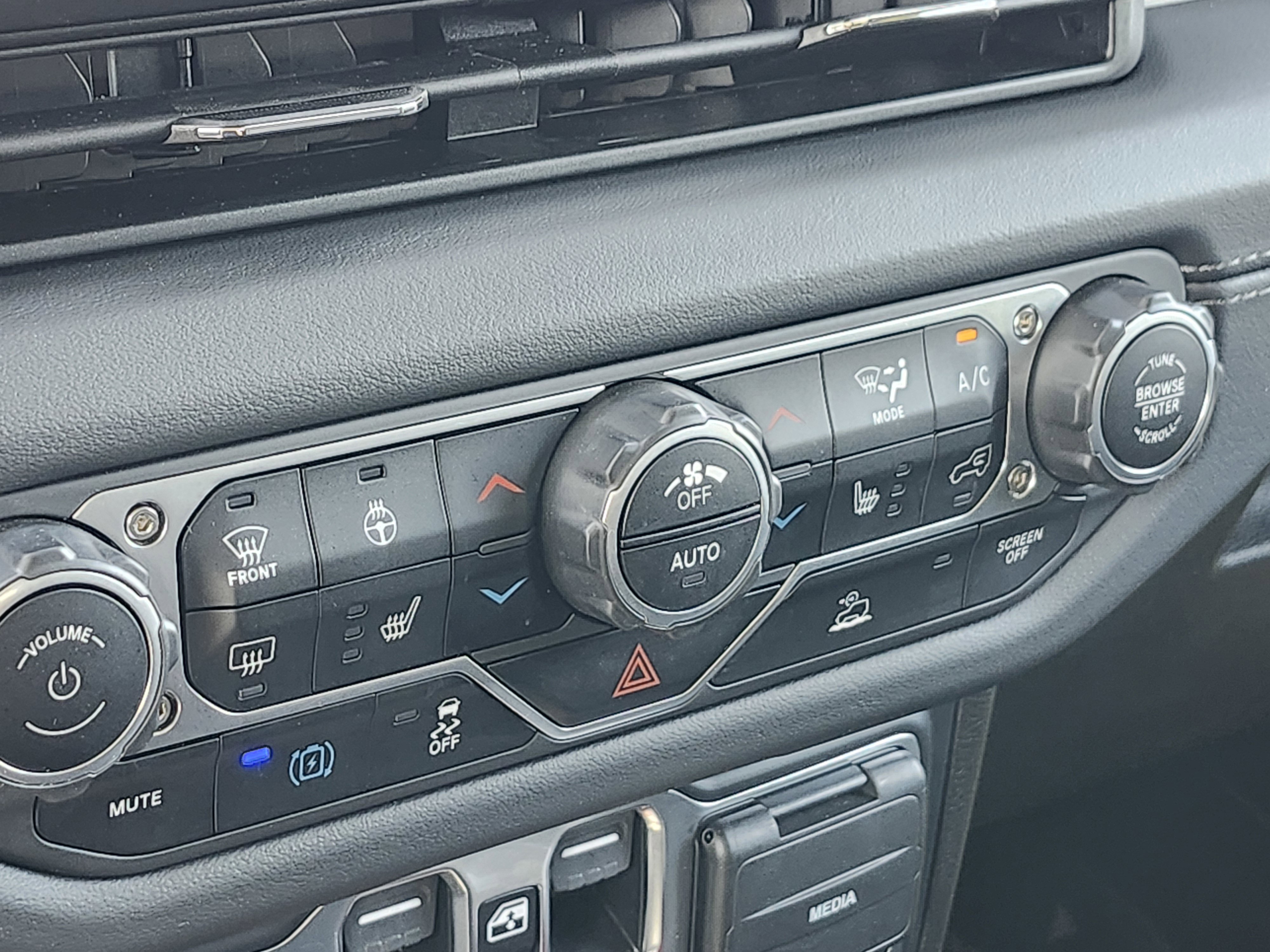 Used 2024 Jeep Wrangler Rubicon w/ Convenience Group image 28