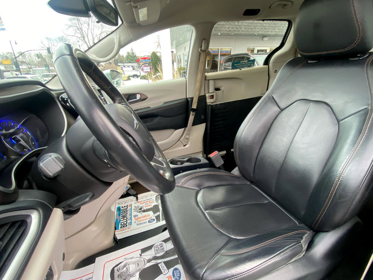 Used 2018 Chrysler Pacifica Touring-L w/ Tire & Wheel Group image 16