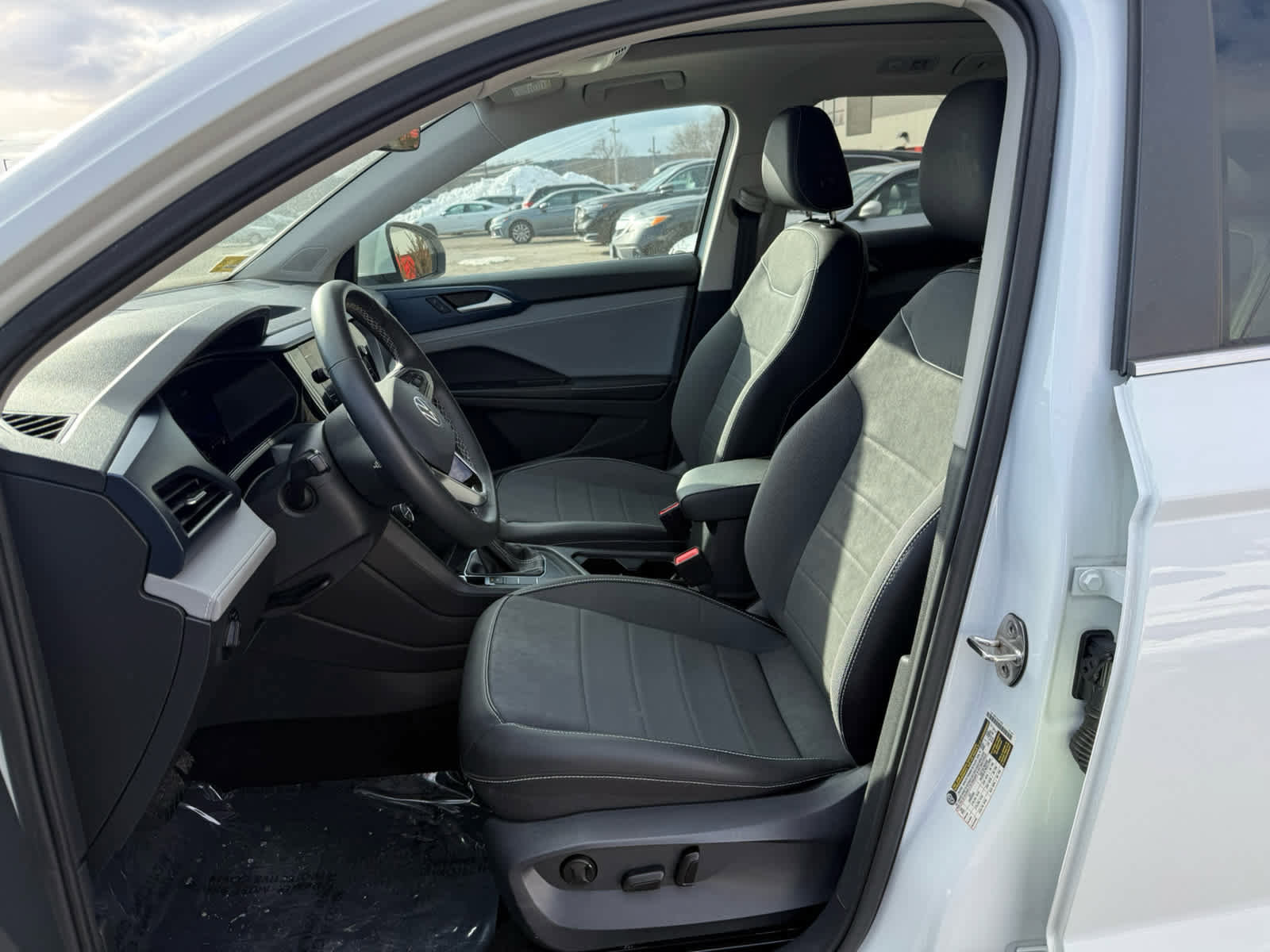 Used 2024 Volkswagen Taos SE image 18