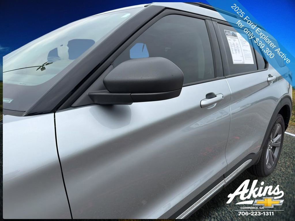 Used 2025 Ford Explorer Active w/ Active Comfort Package image 2