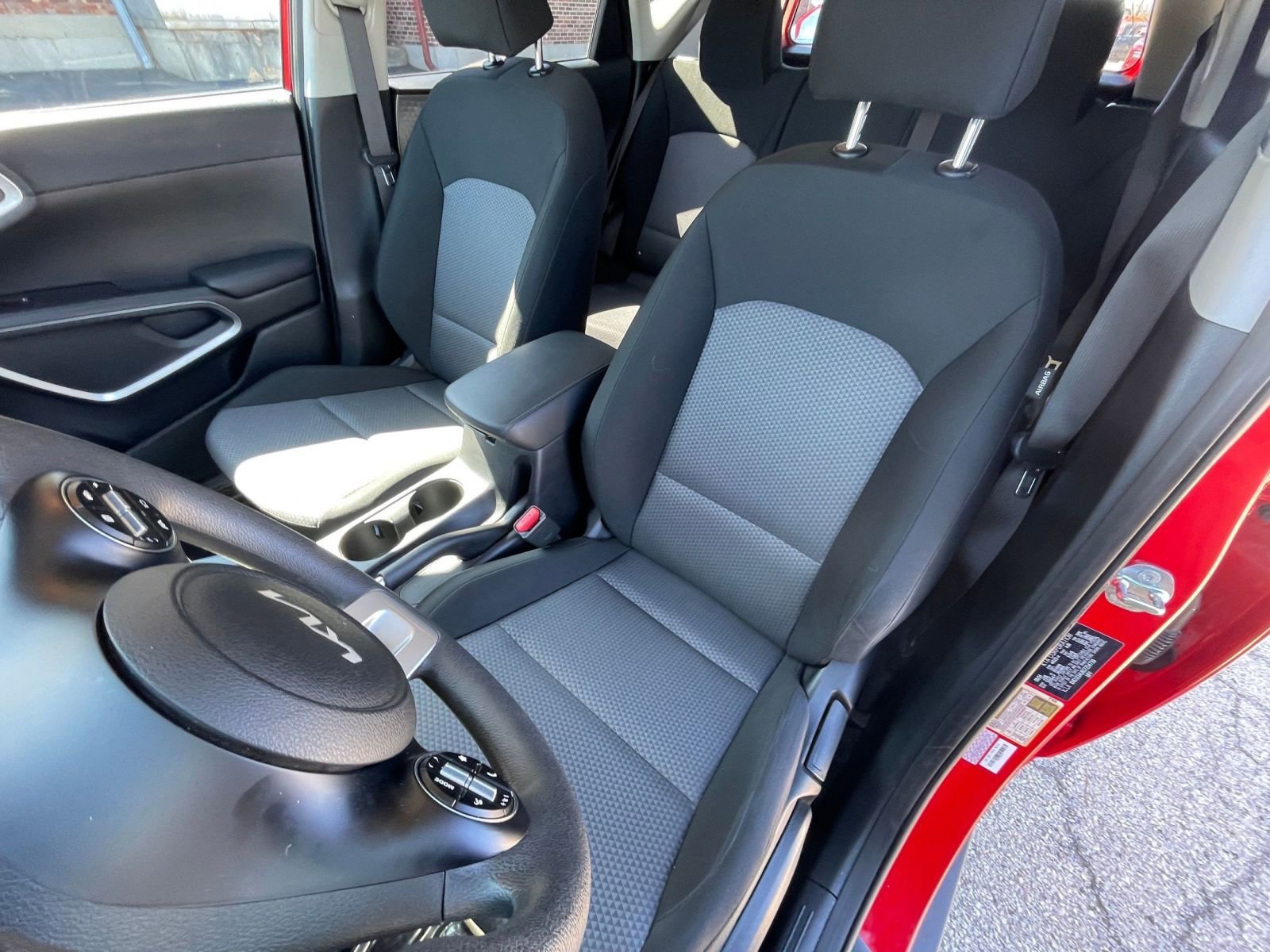 Used 2025 Kia Soul LX w/ LX Technology Package FWD image 34