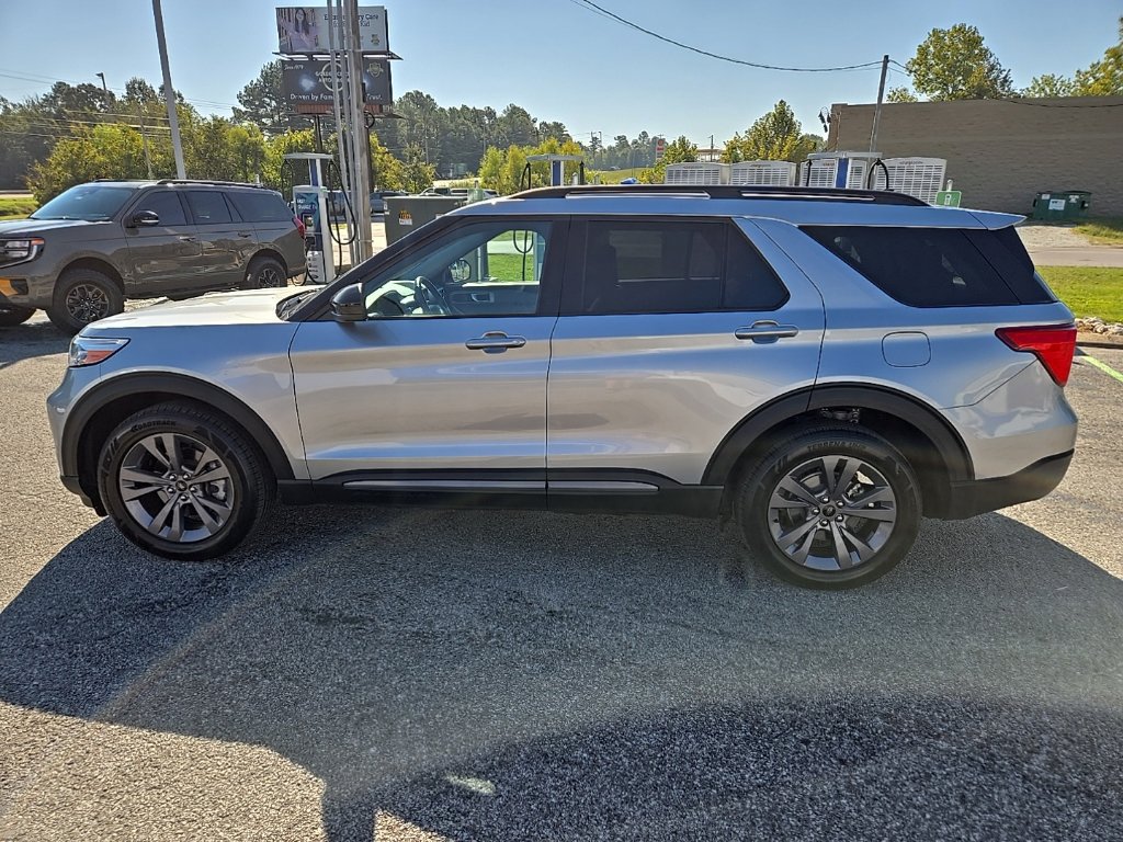 Used 2023 Ford Explorer XLT w/ Equipment Group 202A AWD/4WD image 4