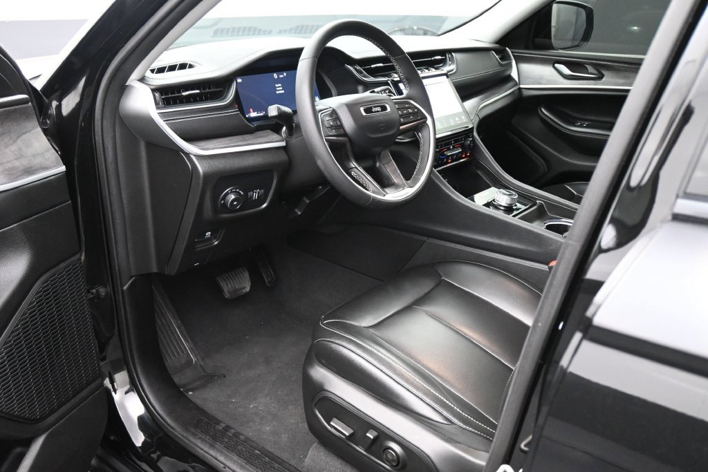 Used 2023 Jeep Grand Cherokee Limited w/ Black Appearance Package RWD image 2