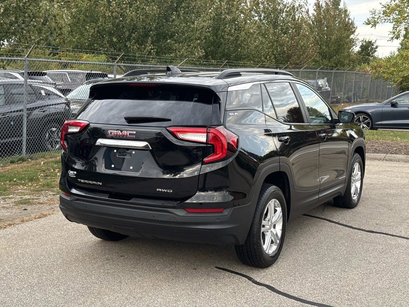 Used 2022 GMC Terrain SLE w/ Driver Convenience Package image 5