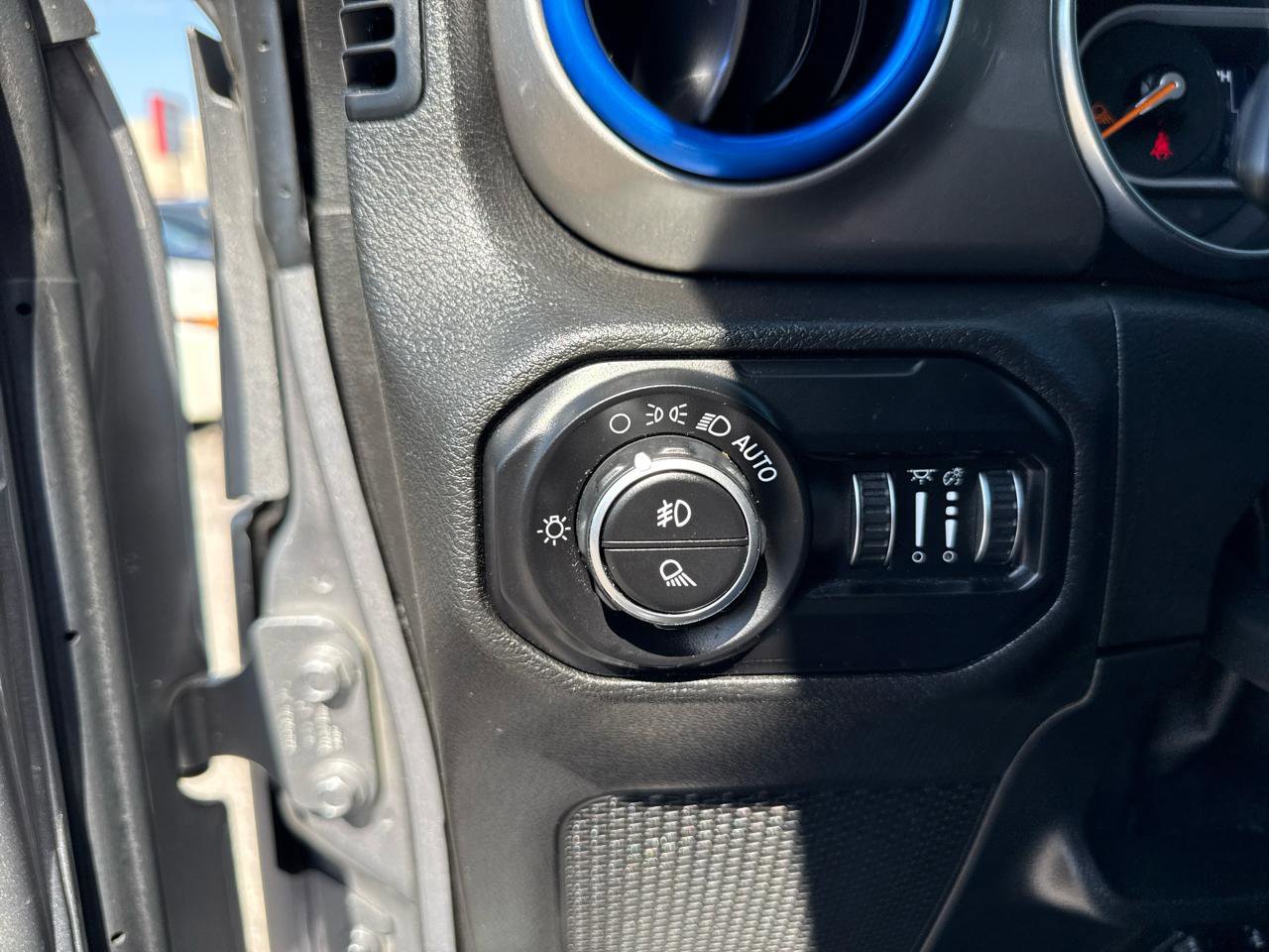 Used 2020 Jeep Gladiator Overland AWD/4WD image 27