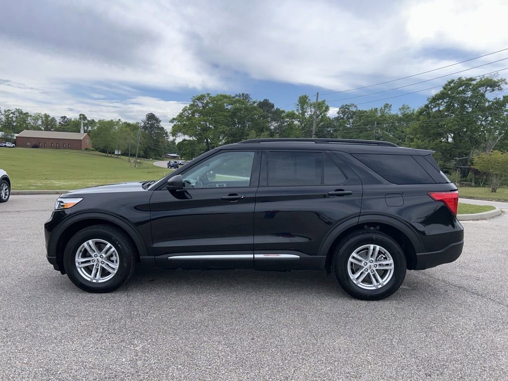 Used 2023 Ford Explorer XLT AWD/4WD image 2