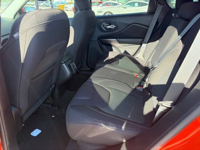 Used 2021 Jeep Cherokee Latitude FWD image 10
