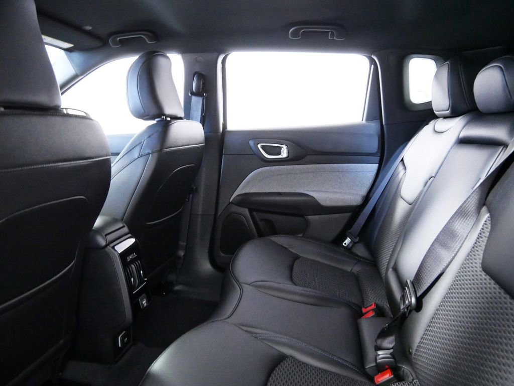 Used 2024 Jeep Compass Latitude image 26