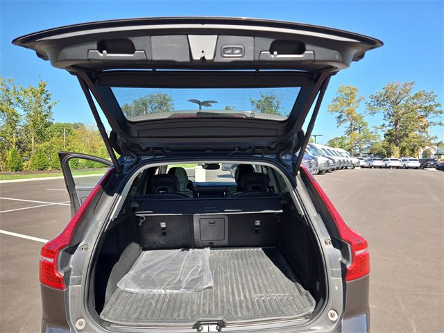 Used 2022 Volvo XC60 B5 Momentum w/ Climate Package image 30
