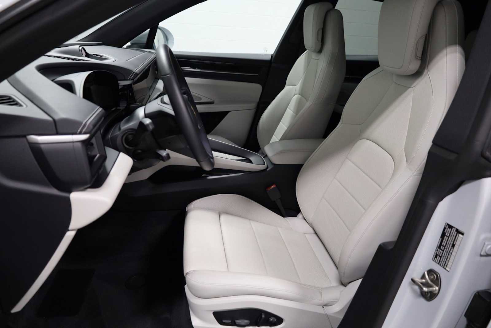 Certified 2025 Porsche Macan Electric image 5