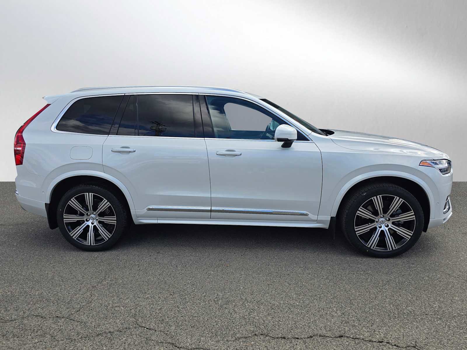 Certified 2022 Volvo XC90 T8 Inscription w/ Advanced Package image 2