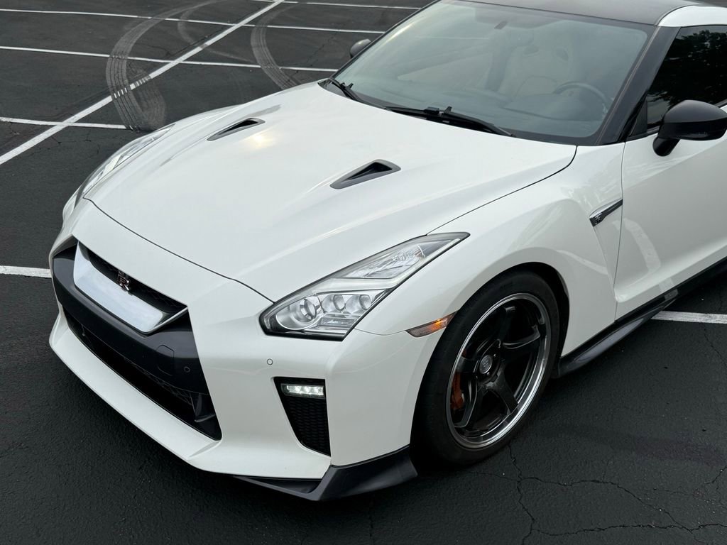 Used 2017 Nissan GT-R Premium w/ Premium Interior Package AWD/4WD image 2