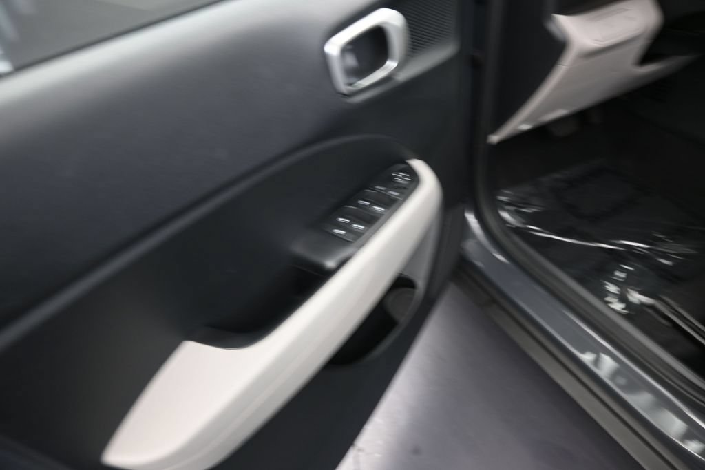 Used 2024 Hyundai Venue SEL FWD image 10