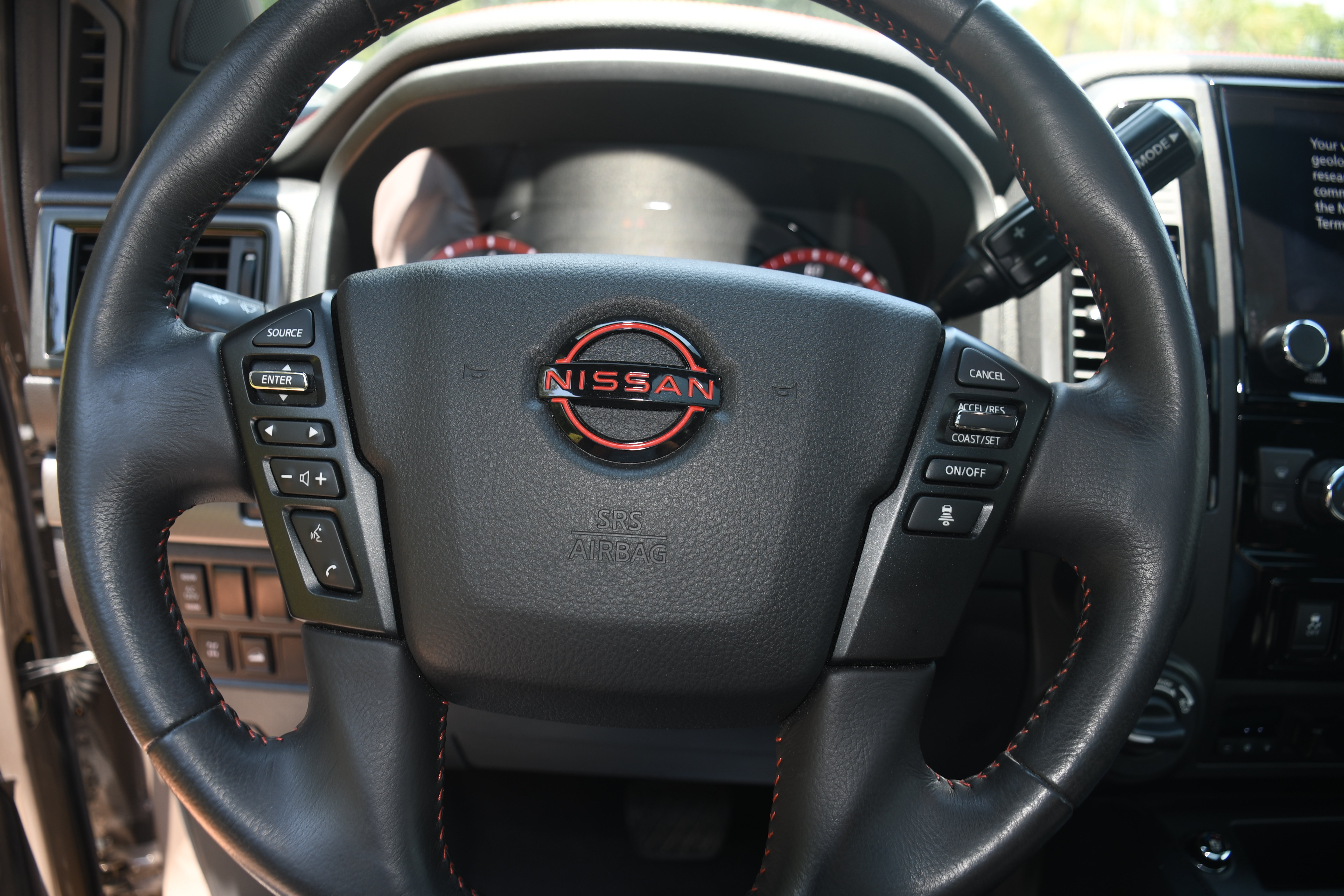 Used 2023 Nissan Titan PRO-4X w/ Pro-4x Convenience Package AWD/4WD image 14
