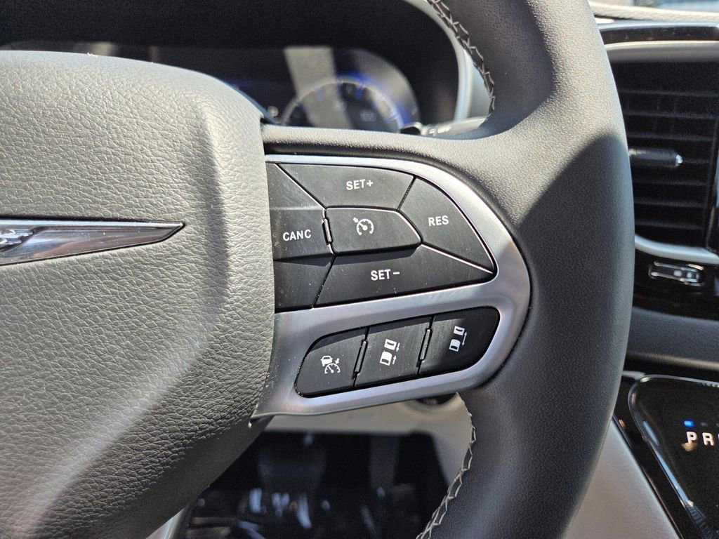 Used 2024 Chrysler Pacifica Touring-L image 30