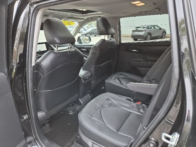 Used 2023 Toyota Highlander XLE AWD/4WD image 16