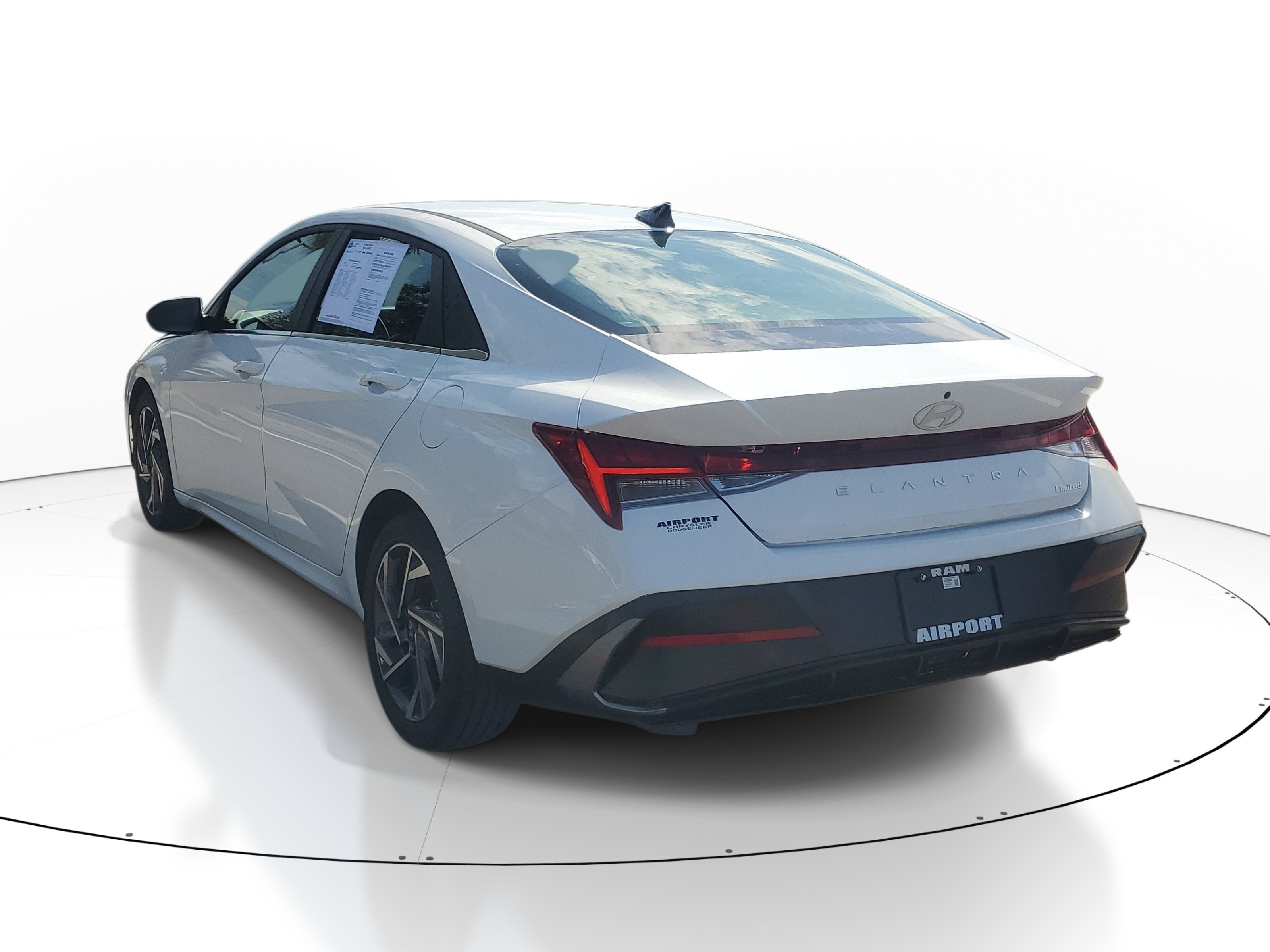 Used 2025 Hyundai Elantra Limited FWD image 5