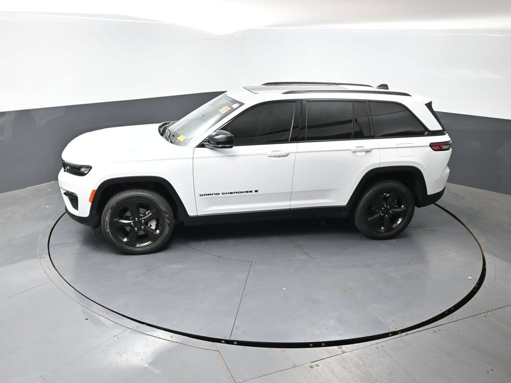 Used 2023 Jeep Grand Cherokee Limited w/ Black Appearance Package AWD/4WD image 19