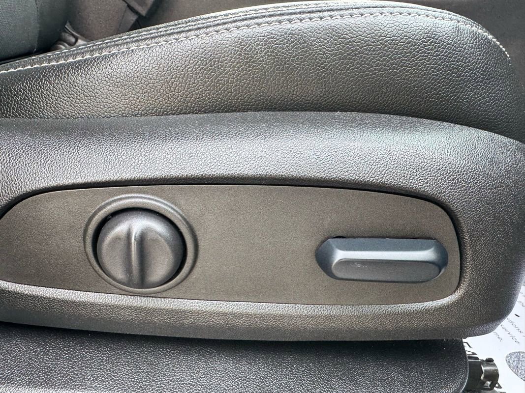 Used 2023 GMC Terrain SLT image 33