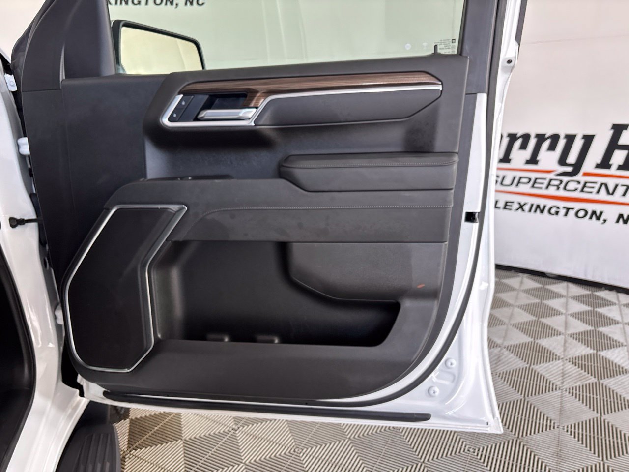 Used 2025 Chevrolet Silverado 1500 LT AWD/4WD image 23