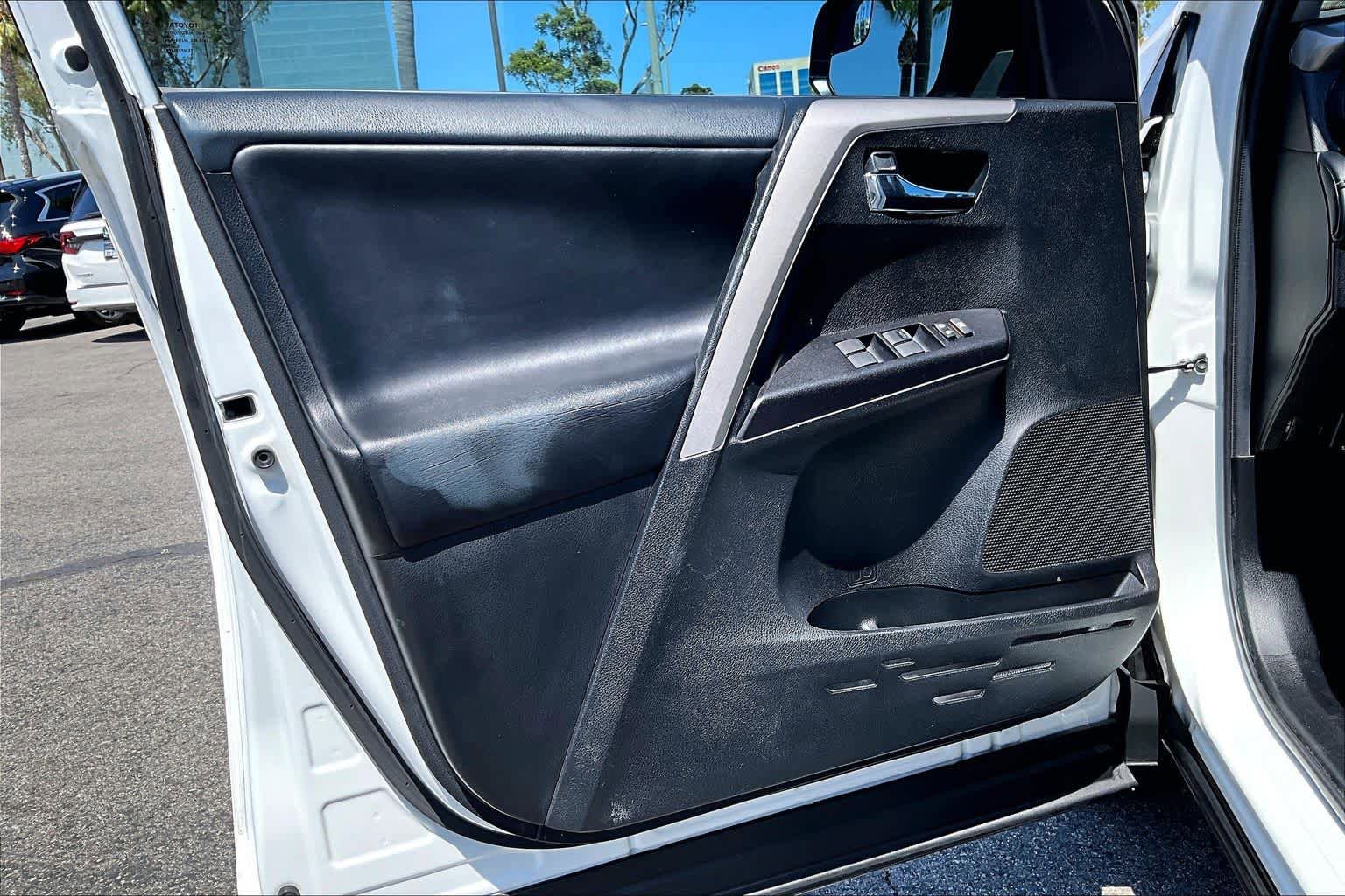 Used 2018 Toyota RAV4 XLE FWD image 19
