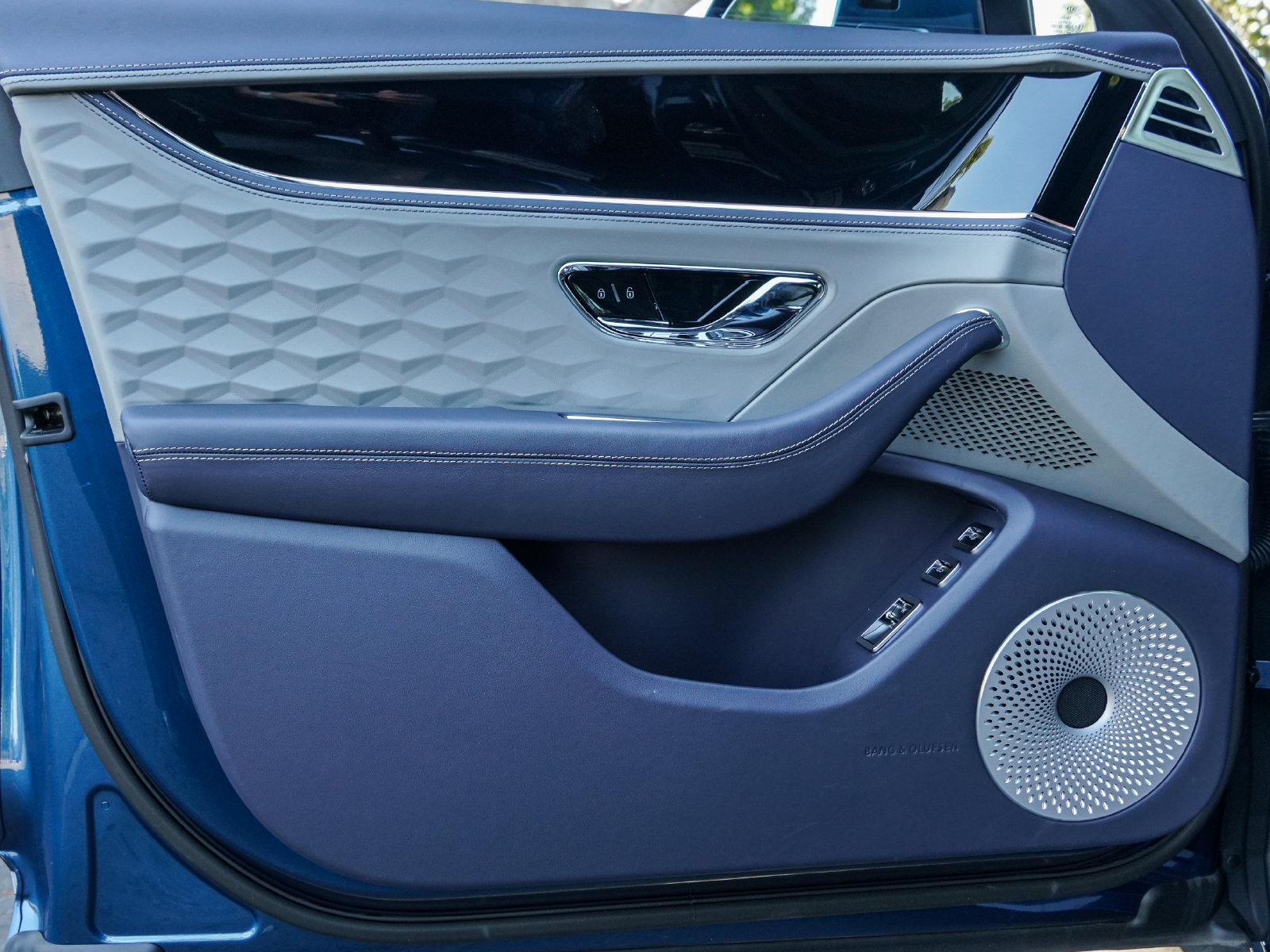 New 2025 Bentley Flying Spur Plug-In Hybrid AWD/4WD image 28