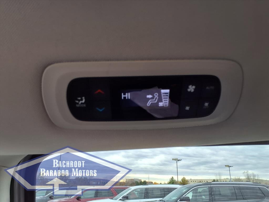 Used 2024 Chrysler Pacifica Select image 19