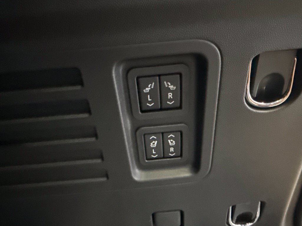 New 2027 GMC Acadia Denali Ultimate w/ LPO, Floor Liner Package AWD/4WD image 21