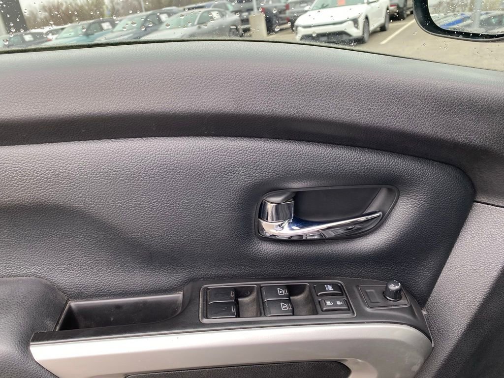 Used 2018 Nissan Titan SV w/ SV Convenience Package image 11