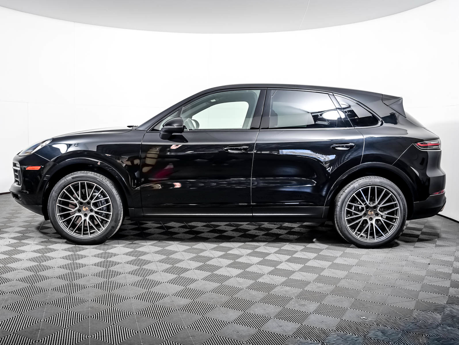 Certified 2023 Porsche Cayenne w/ Premium Package AWD/4WD image 2