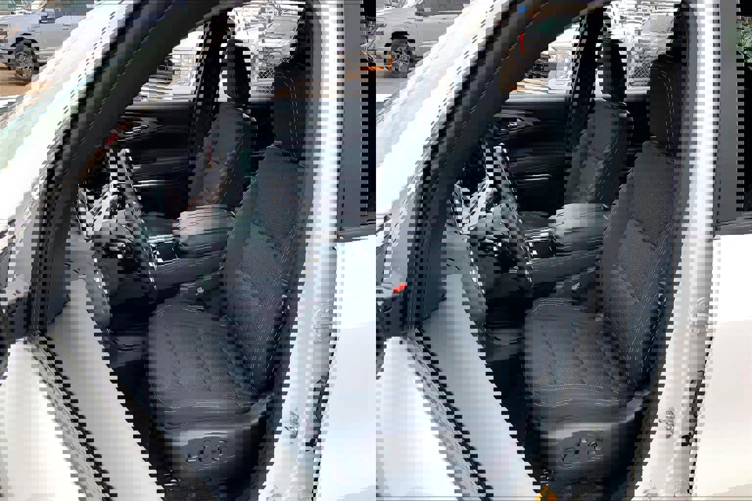 Used 2025 Chevrolet Traverse LT image 7