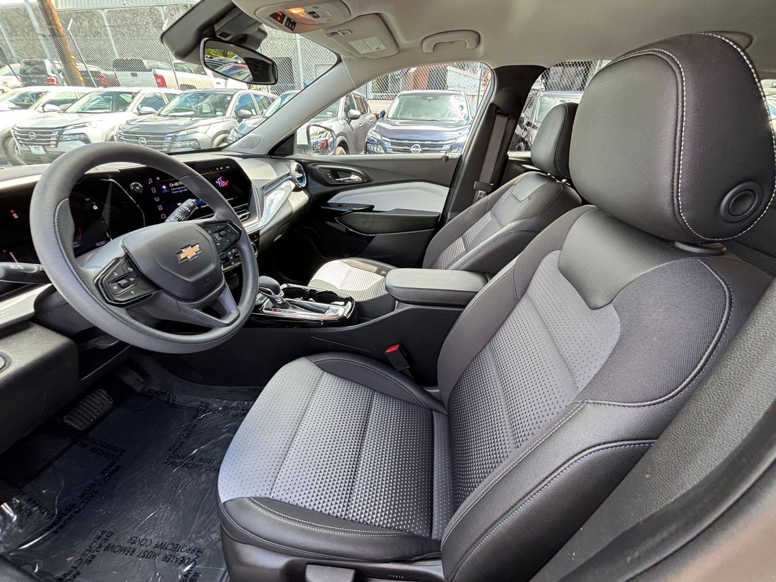 Used 2025 Chevrolet Trax LT FWD image 25