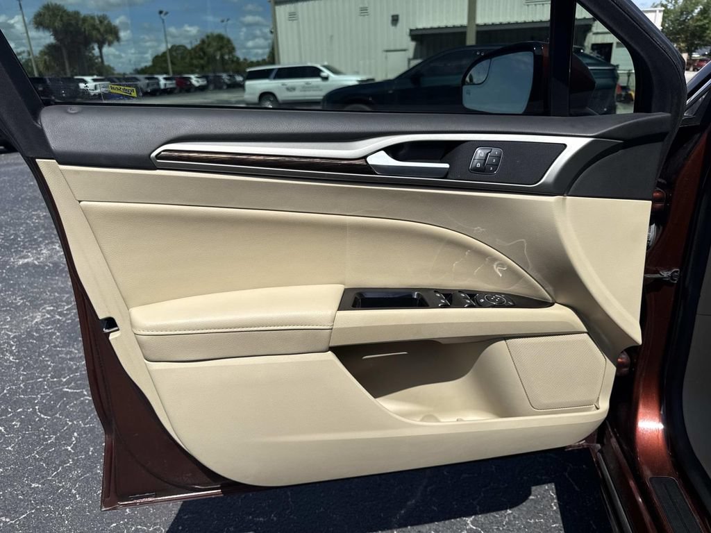Used 2015 Ford Fusion SE w/ Equipment Group 202A FWD image 18