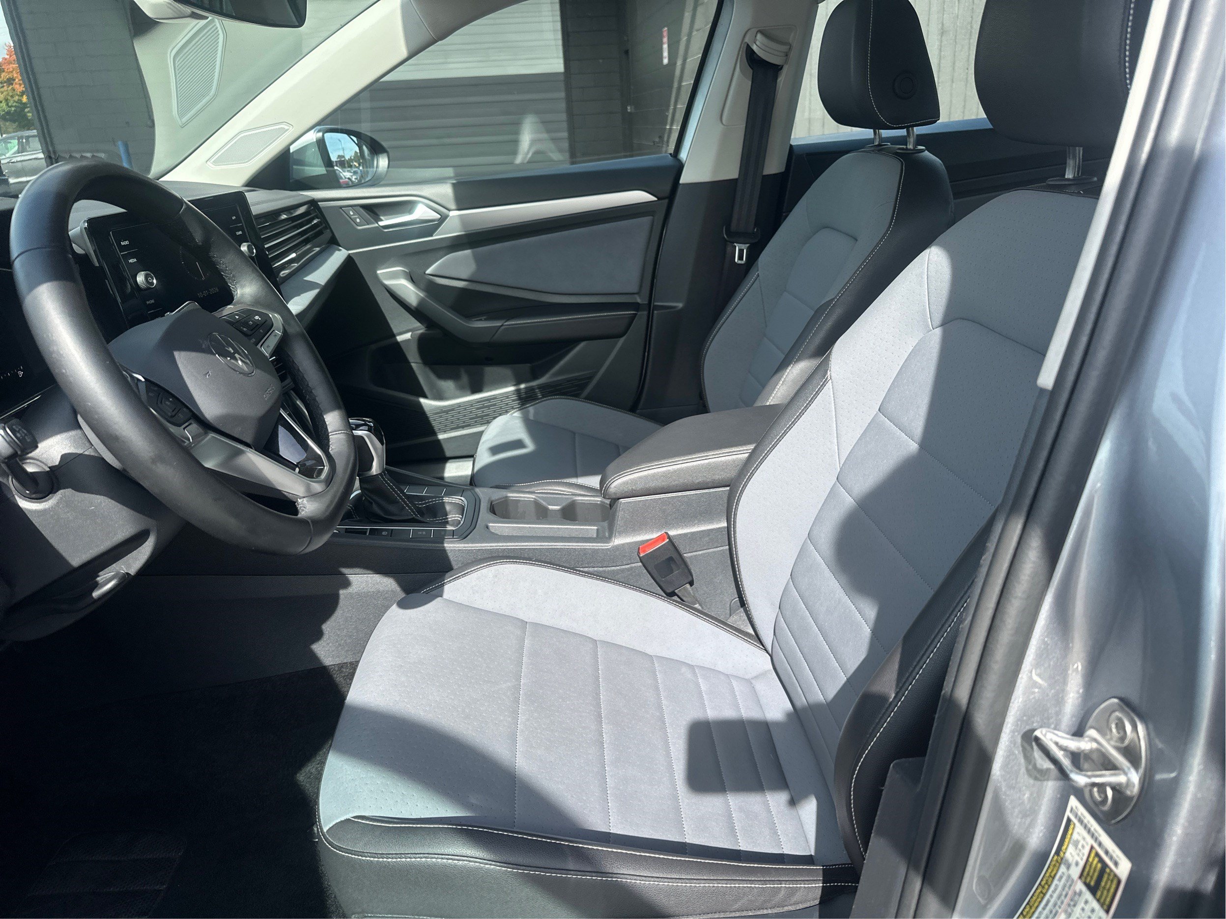 Used 2025 Volkswagen Jetta SE FWD image 9