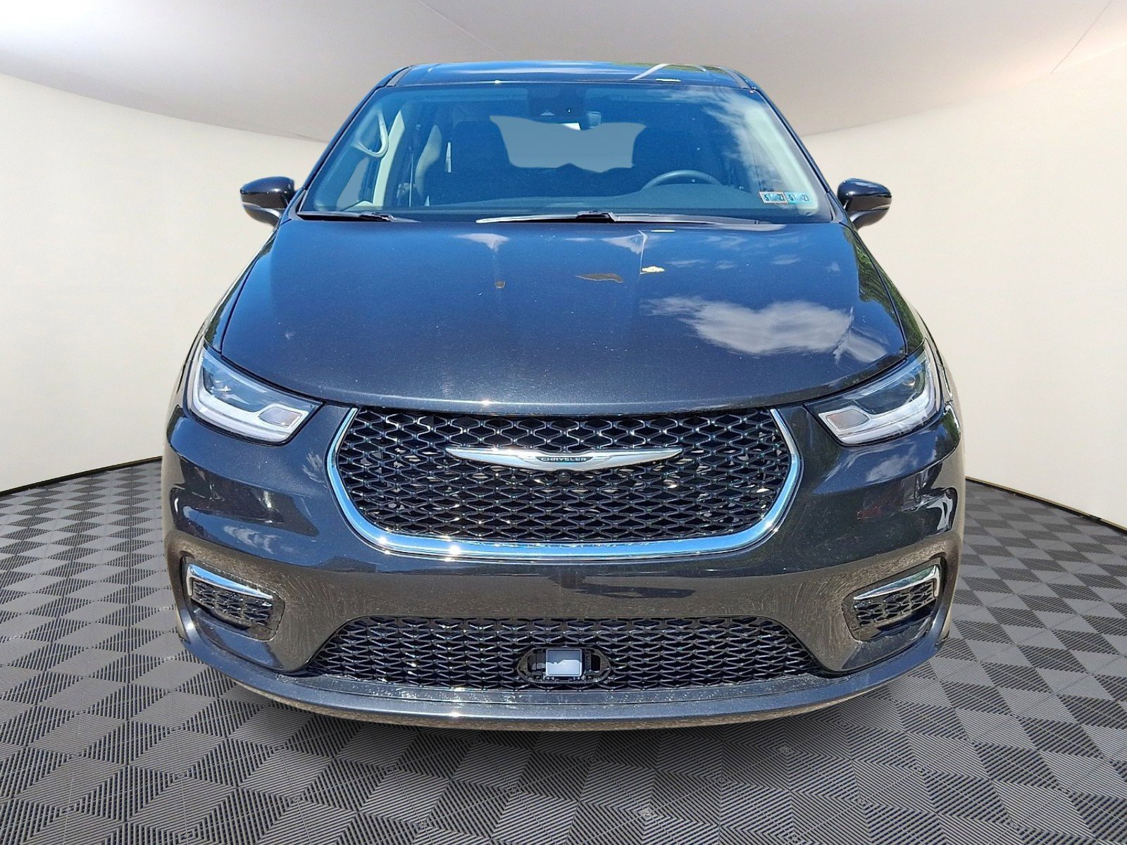 Used 2023 Chrysler Pacifica Touring-L FWD image 2