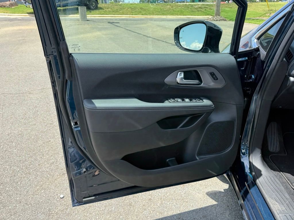 Used 2025 Chrysler Pacifica Select FWD image 13