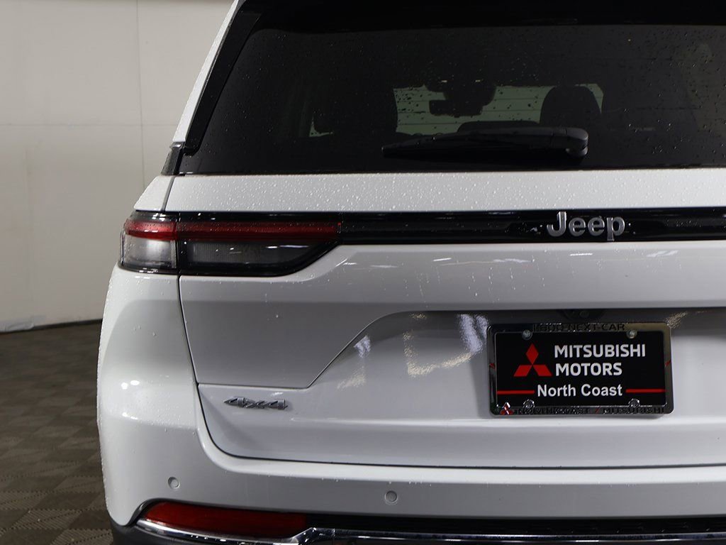 Used 2023 Jeep Grand Cherokee Limited w/ Luxury Tech Group II image 17