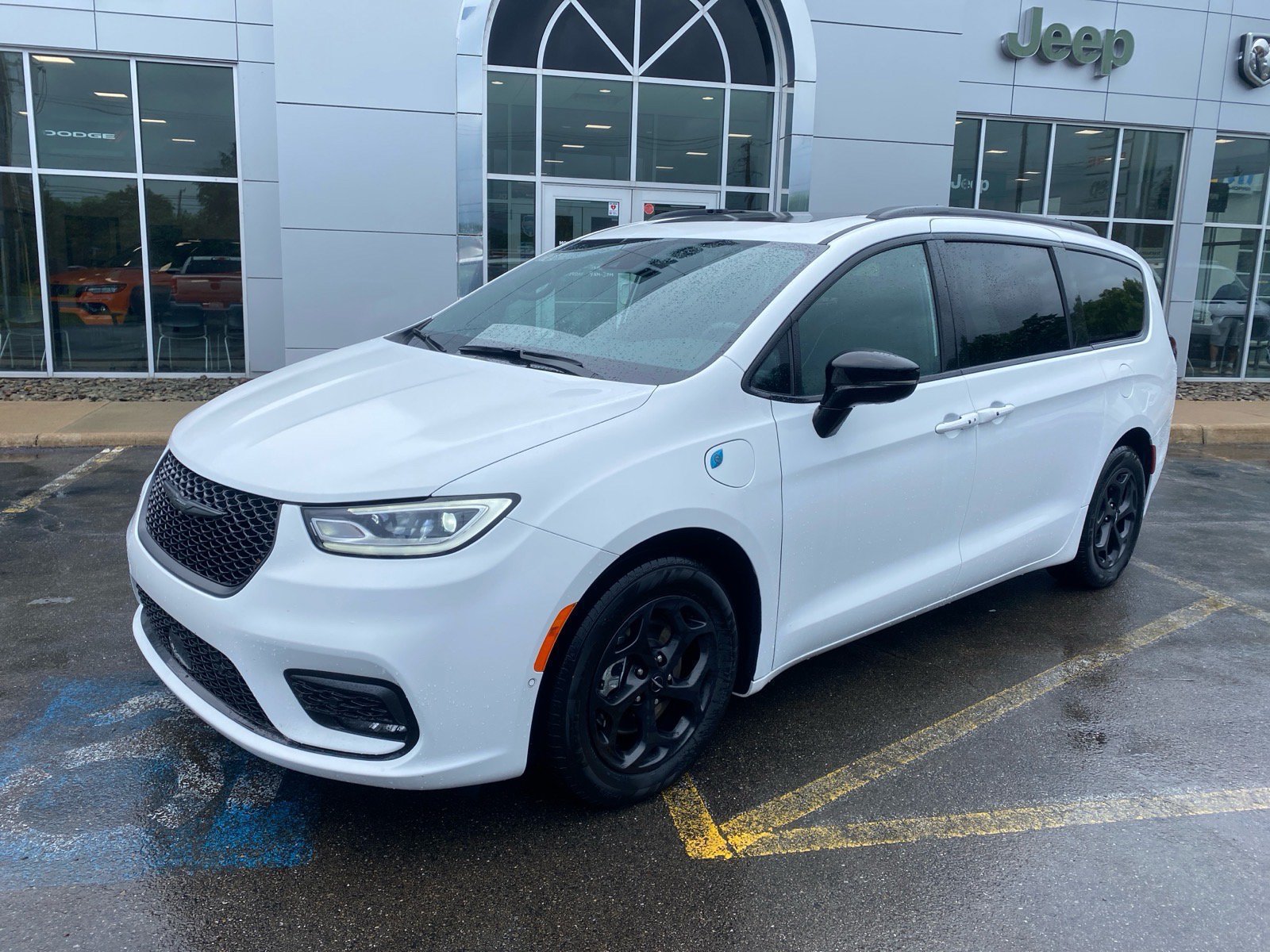 Used 2024 Chrysler Pacifica Premium FWD image 1