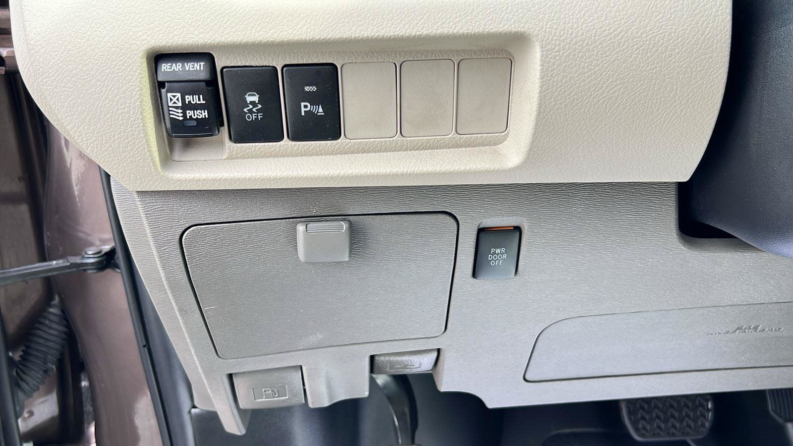 Used 2020 Toyota Sienna XLE w/ XLE Navigation Package FWD image 23