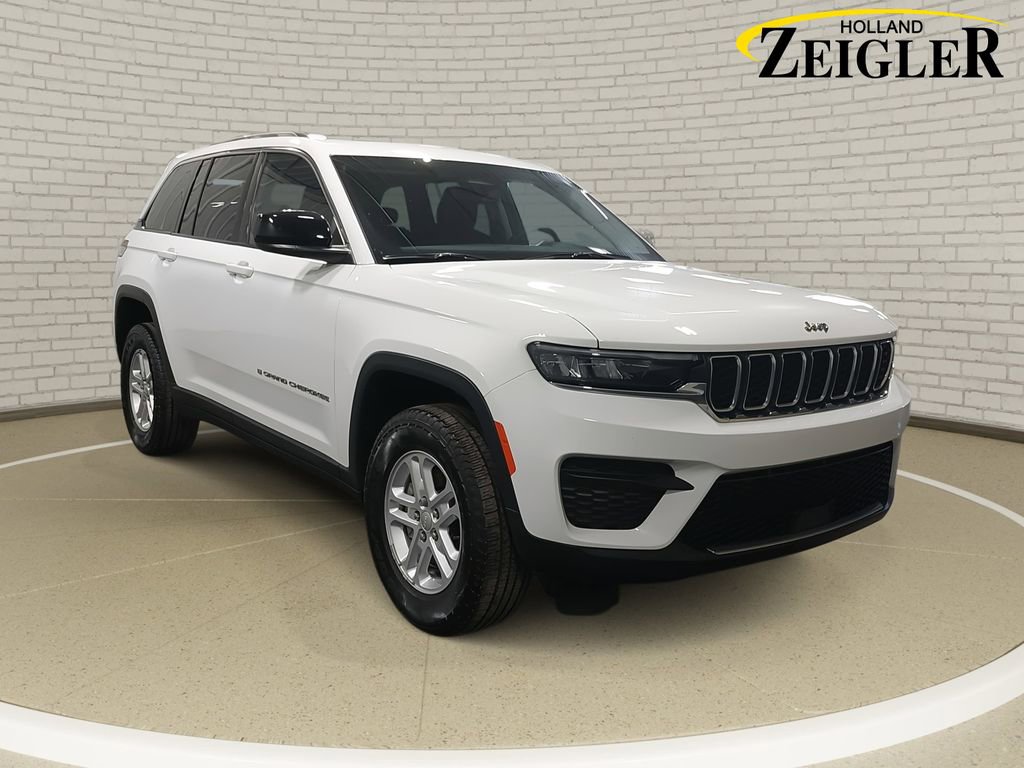 Used 2023 Jeep Grand Cherokee Laredo image 3