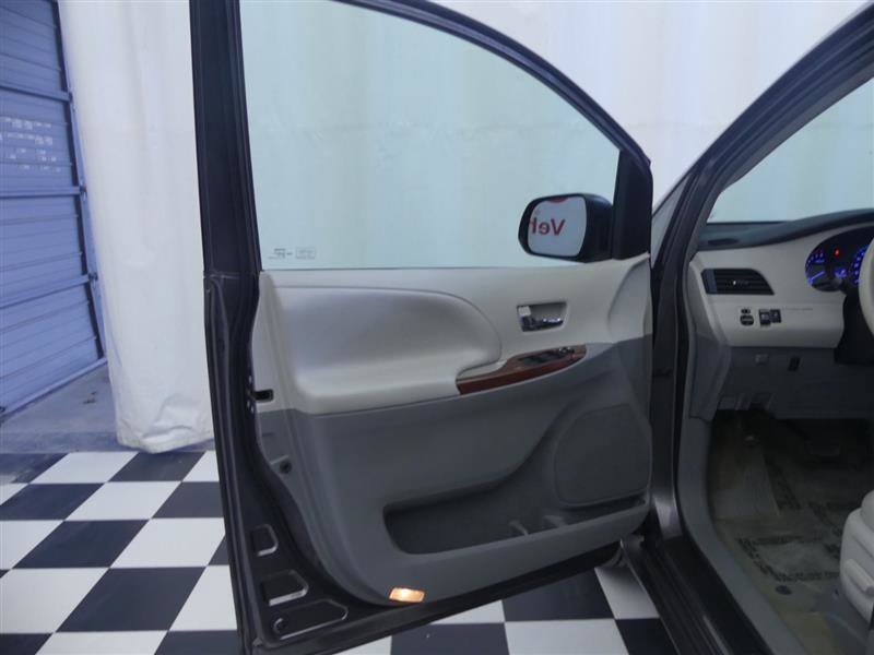 Used 2014 Toyota Sienna XLE image 22